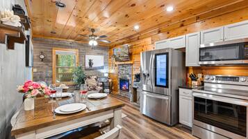 Family Cabin | Dining room