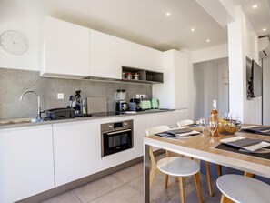 Fridge, oven, dishwasher, coffee/tea maker