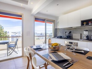 Fridge, oven, dishwasher, coffee/tea maker