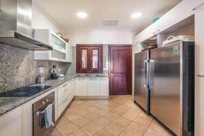 Fridge, microwave, oven, coffee/tea maker