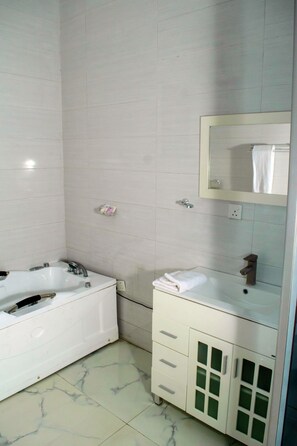 Premium-Zimmer | Badezimmer | Kostenlose Toilettenartikel