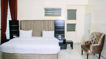 Escritorio, espacio para trabajar con laptop y insonorización