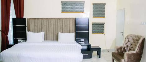 Schreibtisch, laptopgeeigneter Arbeitsplatz, schallisolierte Zimmer