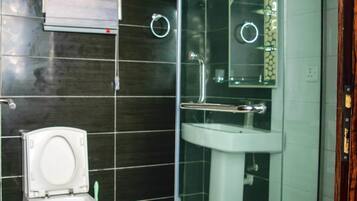 Habitación individual Deluxe | Baño | Amenidades de baño gratuitas