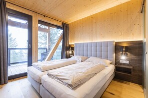 4 عدّة غرف نوم وواي فاي مجانًا وملاءات أسرّة