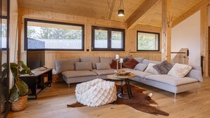 Un salon confortable avec un canapé d’angle, une table basse et un téléviseur.
