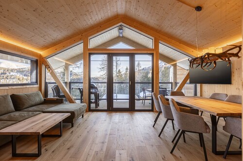 Superior Chalet # 7 with Sauna & Hot Tub