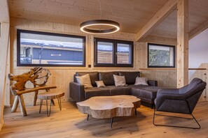 TV - Superior Chalet # 8 with Sauna & Hot Tub (Turrach)