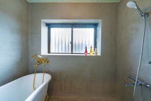 Villa | Badkamer | Een haardroger, een bidet, handdoeken