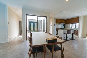 ヴィラ | 客室内のダイニングエリア