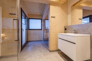 Douche, serviettes fournies, papier toilette
