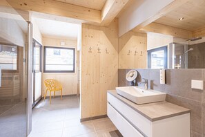 Shower, hair dryer, towels
