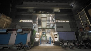 L’entrée d’un hôtel, avec une enseigne indiquant « Balkrishna Arcade » et « Hotel White Season ». De chaque côté de l’entrée, on peut voir deux panneaux indiquant « Restaurant et salles de banquet ».