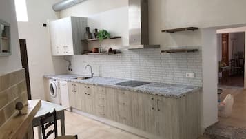 KĂŒhlschrank, Mikrowelle, Ofen, GeschirrspĂŒler