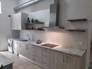 Kühlschrank, Mikrowelle, Ofen, Geschirrspüler