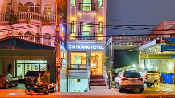 A multi-story building with a prominent sign for Gia Hoang Hotel. - HANZ Gia Hoang Hotel Dalat (Cam Ly - Da Lat)