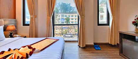 Deluxe Double Room, 1 Queen Bed, Balcony, City View | Egyptian cotton sheets, premium bedding, memory foam beds, minibar