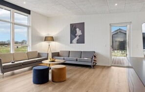 Fernseher, Kamin, Tischtennisplatte