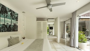 Une chambre moderne avec un grand lit, un ventilateur de plafond, un tableau représentant un paysage tropical et une vue sur l’extérieur grâce à une porte coulissante.