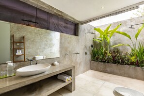 Douche, séchoir à cheveux, bidet, serviettes fournies