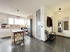 Jääkaappi, mikroaaltouuni, uuni, astianpesukone