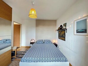 2 bedrooms, travel crib, free WiFi, bed sheets