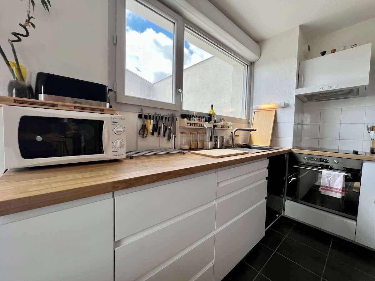 Jääkaappi, mikroaaltouuni, uuni, kahvin-/teenkeitin