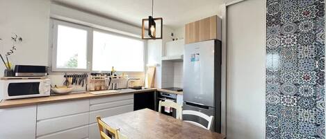 Réfrigérateur, micro-ondes, four, cafetiÚre/bouilloire