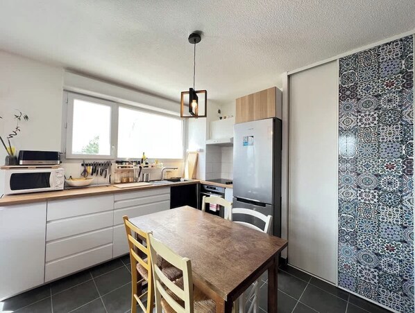 Fridge, microwave, oven, coffee/tea maker