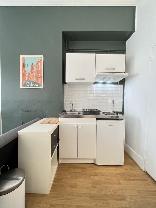 Jääkaappi, mikroaaltouuni, kahvin-/teenkeitin, vedenkeitin