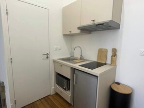 Kühlschrank, Mikrowelle, Herdplatte, Wasserkocher