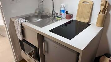 Réfrigérateur, micro-ondes, plaque de cuisson