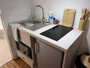 Kühlschrank, Mikrowelle, Herdplatte, Kochgeschirr/Geschirr/Besteck