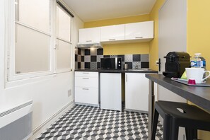 Réfrigérateur, micro-ondes, plaque de cuisson, cafetière/bouilloire
