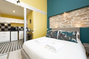 Iron/ironing board, free WiFi, bed sheets