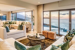 Een televisie, een open haard en een kantoor