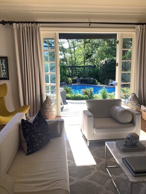 Una piscina al aire libre de temporada (de 09:00 a 21:00), tumbonas