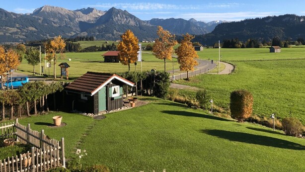 A rural landscape with a small building, a fenced area, and a road curving through the fields. - Studio Apartment 'Appartement  Braun 3' with Mountain View, Balcony and Wi-Fi (Bolsterlang)