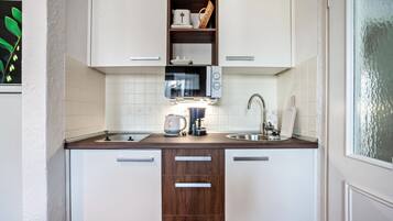 KĂŒhlschrank, Mikrowelle, Herdplatte, Wasserkocher mit Kaffee-/Teezubehör