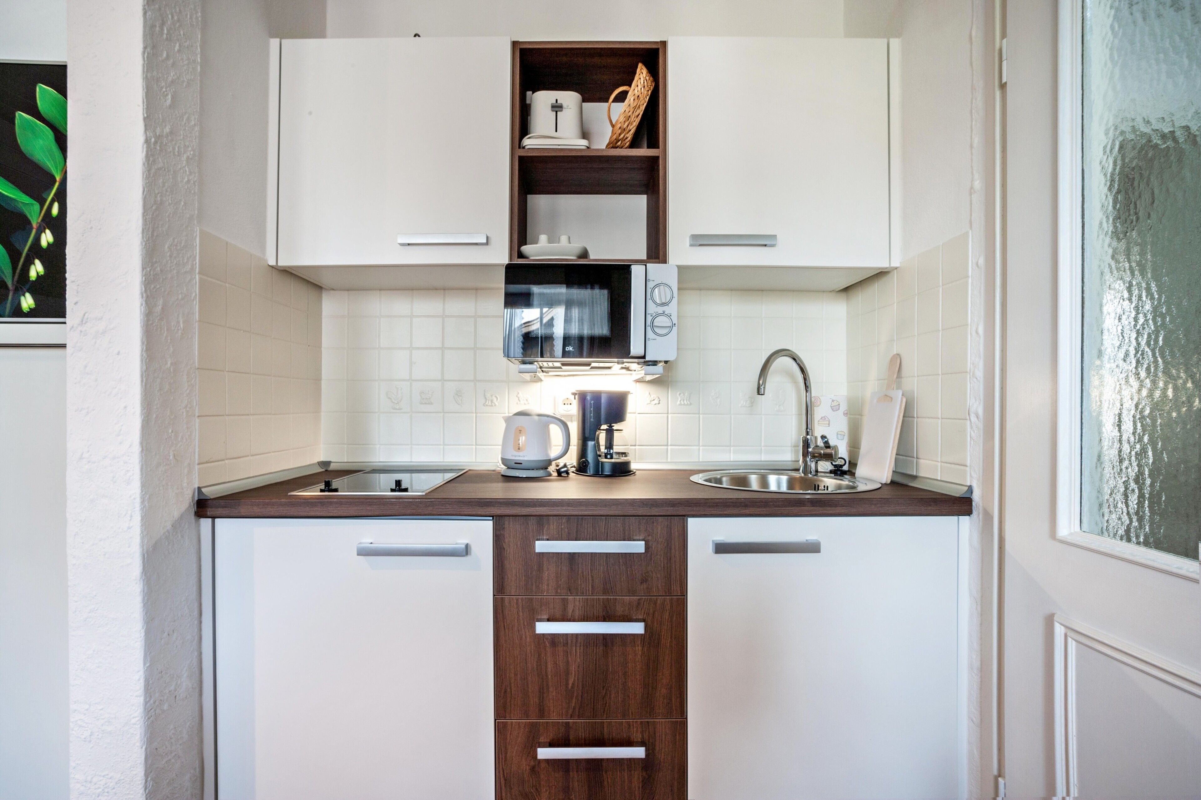 Coffee/tea maker, fridge, microwave, stovetop