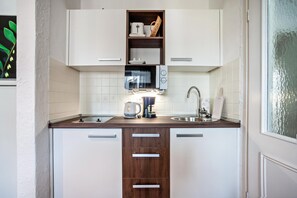 Kjøleskap, mikrobølgeovn, kokeplater og kaffetrakter/tekoker