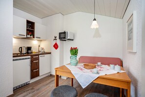 Réfrigérateur, micro-ondes, plaque de cuisson, cafetière/bouilloire