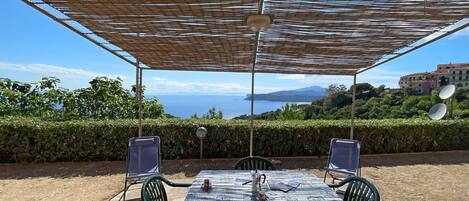 屋外ダイニングエリア