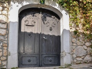 تفاصيل الفندق من الخارج