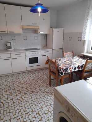 Fridge, microwave, oven, stovetop - Apartment 'Fewowellnesspalast' with Balcony and Wi-Fi (Bad nauheim)