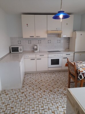 Fridge, microwave, oven, stovetop - Apartment 'Fewowellnesspalast' with Balcony and Wi-Fi (Bad nauheim)