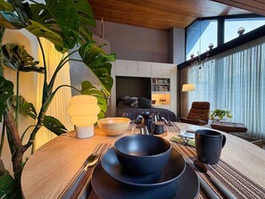 Tabla de planchar con plancha, wifi gratis y ropa de cama 