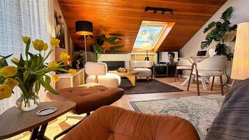 Fernseher, Kamin, Stereoanlage