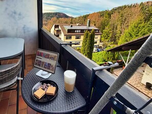 Outdoor dining - Eichenwald Studio with Mountain View, Fireplace, Balcony, and Wi-Fi (Bad Herrenalb)