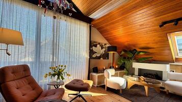 TV, fireplace, stereo
